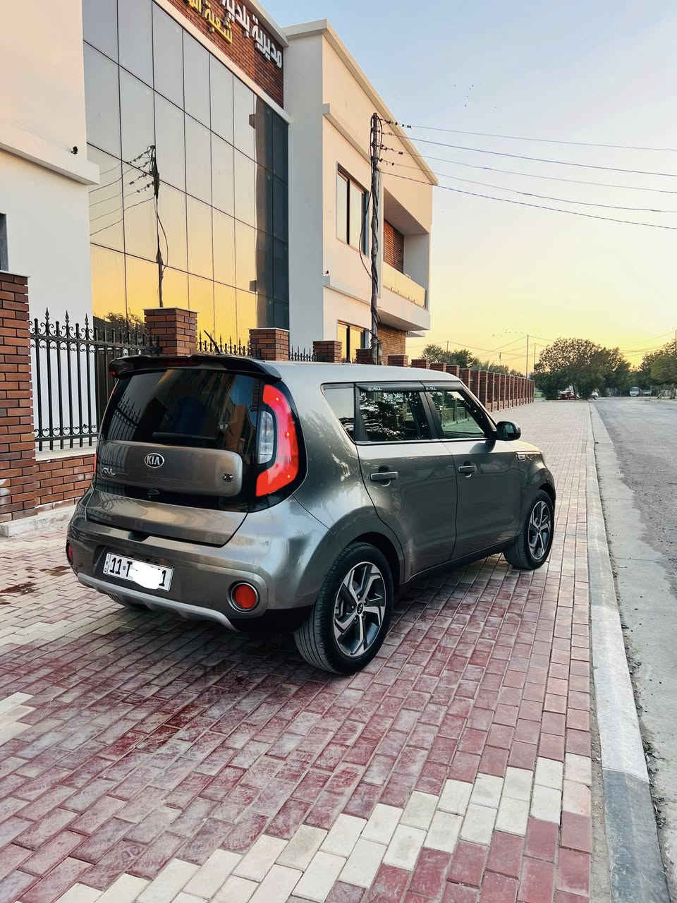 سلام عليكم كيا صول مديل 2019امريكي حادثه جاملغ وبنيد بدون داخل وباقي مكفول وسونار موجود. نص فول تحكم ستيرن ثلاث انضمه قياده داخل جلد مشمشي كامره شاشه جبيره كشافات ويلكب كروم  تبريد بيانو وبعد معروفه مواصفات باقيه مكينه2000مكينه وكير وتبريد وحداديه وتخم تاير كله مكفول رقم بغداد دولي بسمي سنويه جديده. وسياره مال جناي وجديده كلش ماشيه 70..السعر 129وبيه مجال قليل كلش مكان السياره كربلاء الاستفسار ***********
