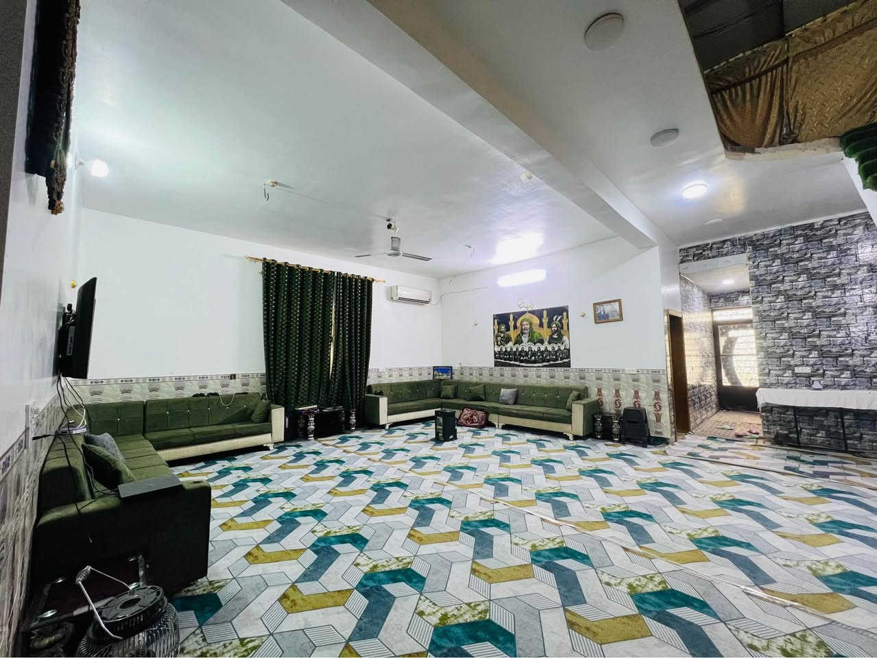 دونم طابو زراعي سند 25 
على طريق الزوار (طريق كربلاء طويريج) قرب عمود 268
الدونم مخدوم جداً ويحتوي على عدد كبير من النخيل 

يحتوي على دار بمساحة 400 متر تقريباً 
الحديقة الأمامية بمساحة 400 متر وأكثر 
الإستقبال 12 متر في 5
وصالة كبيرة 8 متر في 6
ومطبخ 6 متر في 5 
وغرف نوم عدد 2 ،  5 متر في 4 (غرفة سويت) 
ومجمع صحي 
الأرضية بورسلين درجة أولى 
كذلك توجد صحيات خارجية للزوار عدد 3

علماً ان الدونم ييعد عن الشارع الرئيسي (طويريج كربلاء) مسافة كيلو و200 متر تقريباً (الشارع تبليط)، وعن التبليط الفرعي مسافة 60 متر تقريباً . 
له طريقين .. الاول من قناة كربلاء والثاني من طريق كربلاء طويريج 

للإستفسار الإتصال على الرقم 
*********** كربلاء, العراق
