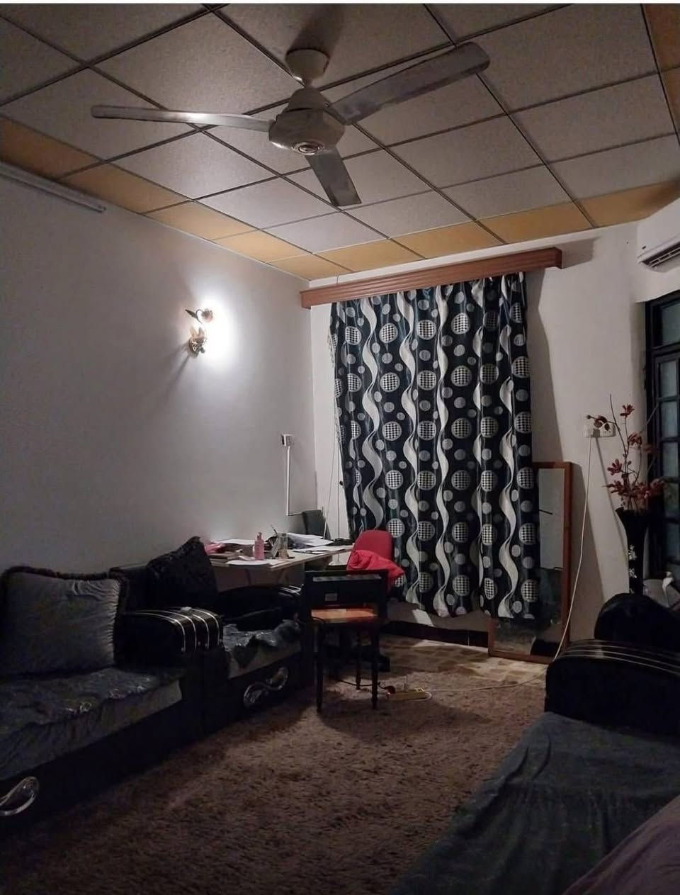 السلام عليكم

🏠 دار للبيع في حي الصديق الثانية – قرب متوسطة الرياض

📍 الموقع: حي الصديق الثانية، شارع تبليط عرض 12 متر
📐 المساحة: 137.5 متر
📏 الواجهة: 5 متر

🔹 تفاصيل الدار:
• الطابق الأول: استقبال + مطبخ + هول + غرفة نوم + صحيات + كراج + مناور
• الطابق الثاني: غرفتين نوم + هول + صحيات (مُحدَّث)
• سطح كاشي

💰 السعر: 158 مليون دينار
✔️ مع مجال بسيط للتفاوض

📞 للاستفسار والتواصل:
***********
***********

📍 مكتب نقوش
نستقبل عروضاتكم في أغلب مناطق الجانب الأيسر

🔗 لمعرفة الأسعار انضموا لقناتنا على التلكرام:
https://t.me/nukosh97
