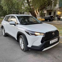 للبيع كورلا كروز 2025 هايبرد  مكينه 2000 ماشيه 17 الف كيلو مواصفات بلا...