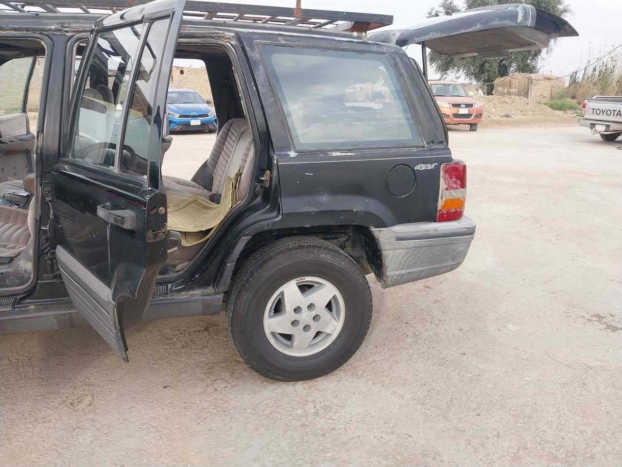 جيب شيروكي بغداد تحويل مباشر موديل ١٩٩٤ بيع مستعجل السعر ٣٥ واسط الزهراء قرب كراج بغداد ***********
