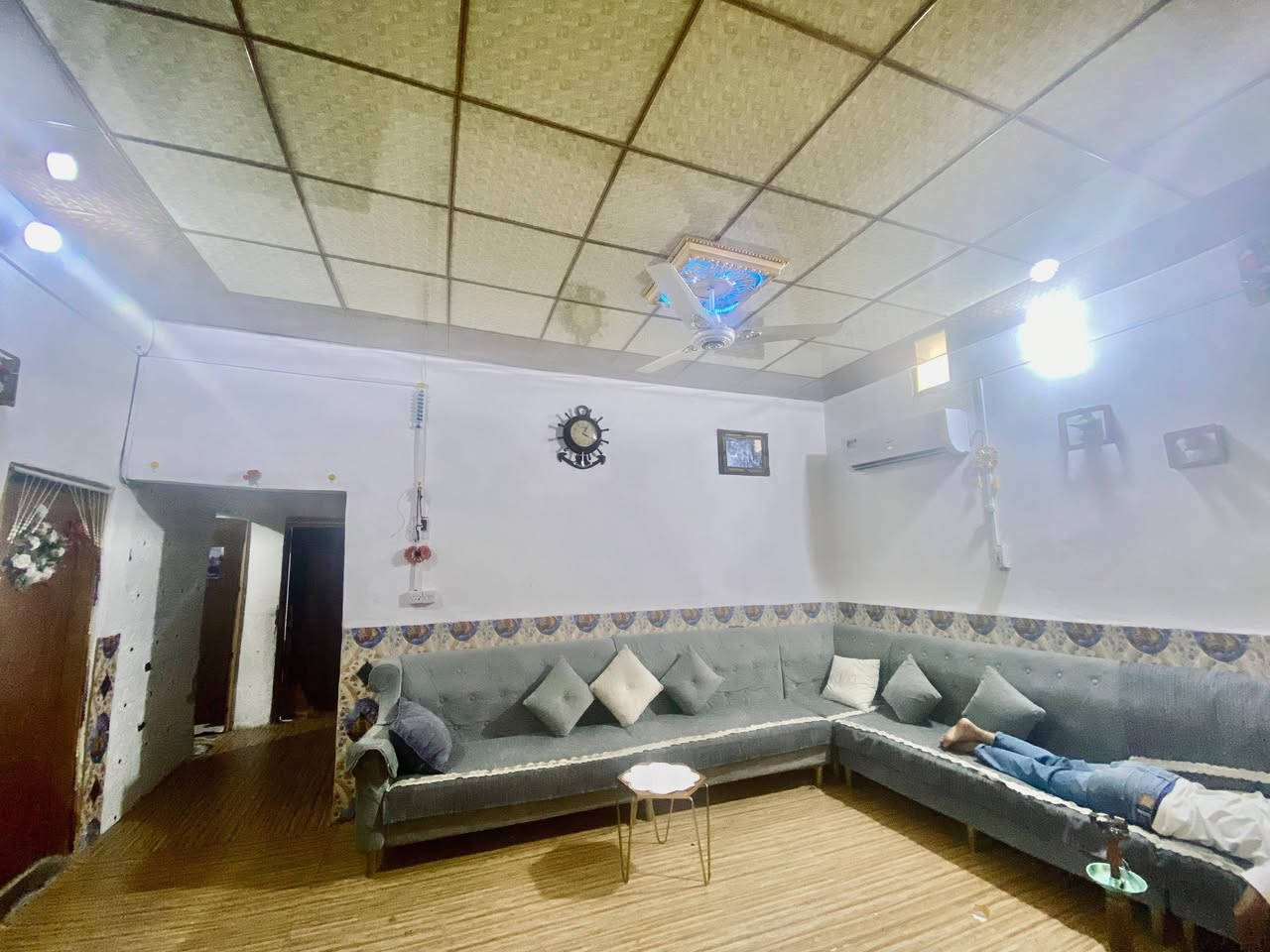 بيت للبيع في ابي صخير الصدرين 
التفاصيل 👇👇
المساحة 280 
 ديوان كبير + اربعة غرف + صالة كبيرة + مطبخ حار وبارد + صحيات داخلية وخارجية + گراج سيارة 
التفاصيل والسعر الاتصال على الرقم
***********
