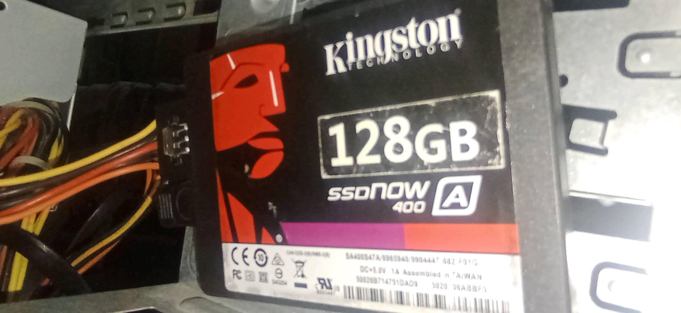 حاسبة مكتبية للبيع. تحتوي على معالج إنتل كور i5 بسرعة 3.30 غيغاهرتز وذاكرة عشوائية بحجم 10 غيغابايت، بالإضافة إلى قرص SSD بسعة 128 غيغابايت. نظام التشغيل المثبت هو ويندوز 10 برو. الحاسبة بحالة جيدة وتعمل بكفاءة عالية مناسبة للأعمال المكتبية والاستخدام اليومي.