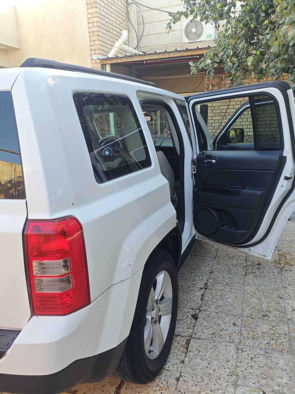 سلام عليكم  جيب باتريوت وارد امريكي 2016 ضربه خلفيه باب صندوك تصليح بدون تبديل مكينه تنقص دهن سنويه بسمي تحويل ثاني يوم مكان بصره زبير  *********** سعر 120 وبيها مجال
