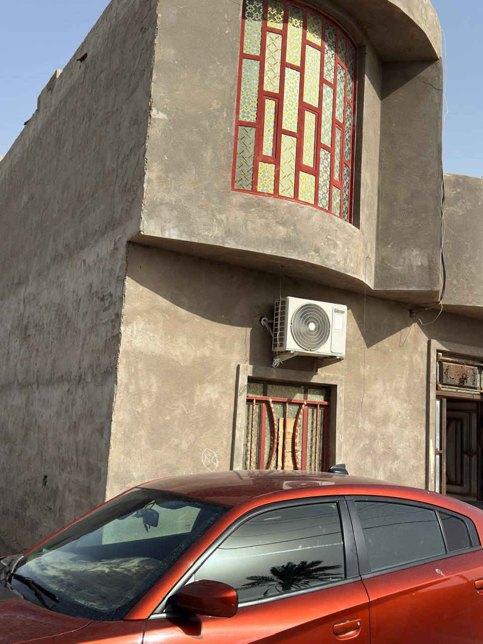 السلام عليكم اسعد الله اوقاتكم
***********
يتوفر دار سكن للبيع المساحه 200 م 🏫
السعر البيت بالنسبه لموقعه بلاش 
#طابو ملك صرف زراعي عراقي سند 25 
البيت زيرو بناء درجه اولى 💯/💯 
يتكون البيت من 
غرف عدد 2 
+صاله كبيره 
+مطبخ مفتوح على الصاله 🍴
+ ديوان معزول 
+ صحيات داخليه وخارجيه 
+بيتونه كبيره جدآ عباره عن مخزن 
+كراج كبير 
موقع الدار خلف سوق أبي الخصيب مباشرتآ خلف جامع سيد علي
جميع الخدمات متوفره كهرباء ماء مجاري مدارس سوق أبي الخصيب دقيقتين مشي عن البيت مستشفى أبي الخصيب العام 5 دقائق مشي موقع ممتاز جدآ يصلح للسكن ويصلح عياده طبيه 
البناء درجه اولى 💯/💯 حته نقاط الكهرباء بيهن ضمان 25 سنه 
سعر البيت 🏫 (150مليون) قابل للتفاوض السعر بالنسبه للموقع بلاش للتواصل الأتصال على الرقم (***********) 
#لاتضيعوها
