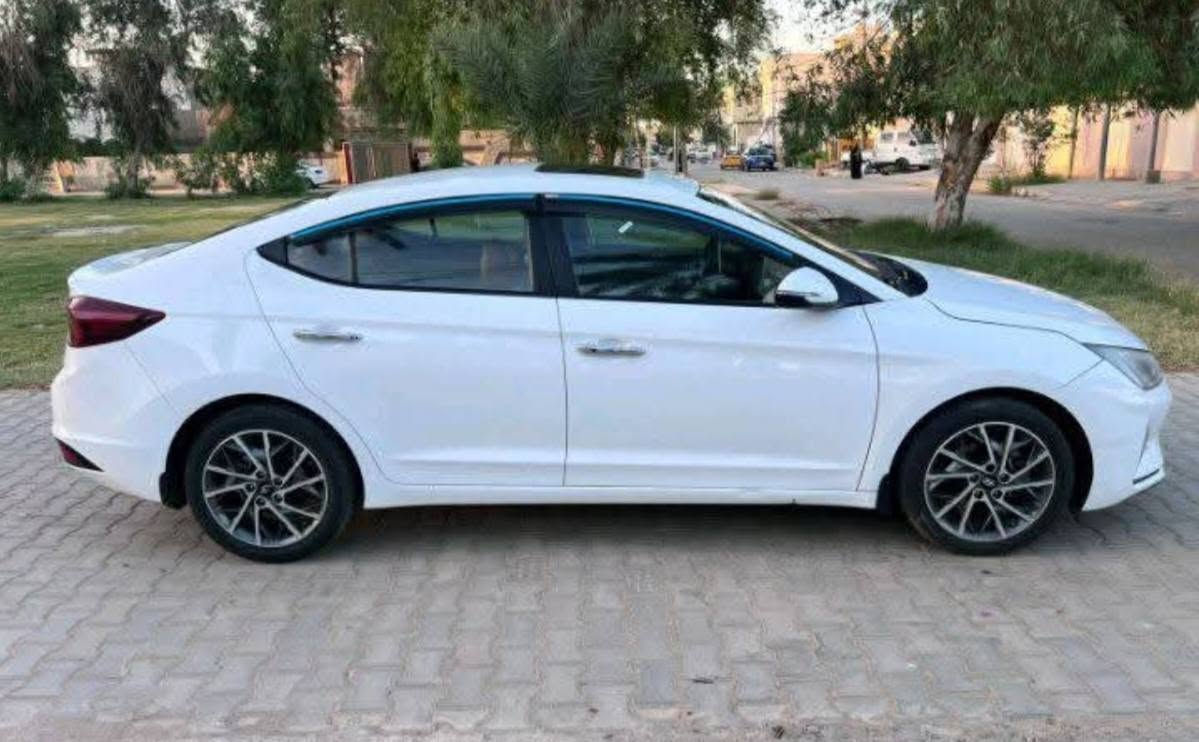 سلام عليكم هونداي ألانترا للبيع مديل 2019 وراد خليجي مكفوله كفاله عامه لا ضربه ولا صبغ ولا تبديل بيها فقط بارد بحافه البنيد 5 اصابع فقط سياره جأهزه على آخر حبايه رقم بغداد تحويل مباشر فول موصفات 1 / 1  شاشه اندرويد  كامره خلفيه دواره + أماميه تبريد ثلج قطعتين بصمه تشغيل + أبواب أشاير ترحيب دوس + أبواب مري كهرباء + شفط + أشاره فتحه سقف 5 ويل كب + تخم تاير جديد تحكم ستيرن جهتين تحديد مسار + 3 وضعيات قياده لايت عدسه لد نقطه عمياء دأخل لونين مكينه 2000 دوش مأمفتوحه و جديده ألسعر 75 ورقه وبيها مجال مكاني كربلاء للستفسار ***********
