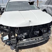للبيع توسان 2025 sel لون أبيض  أخت زيرو ماشية 2500  محركها 2500 دفع ثن...