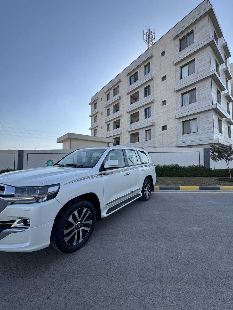 سلام عليكم لاندكروزر موديل 2019بريم فول مواصفات معروفة مواصفاتها  ماشية 100الف والسيارة مكفولة كفالة عامة من كلشي شرط الفحص والسونار رقمي بغداد الانكليزي بأسمي مكان السيارة بغداد السعر550 للاستفسار ***********
***********
