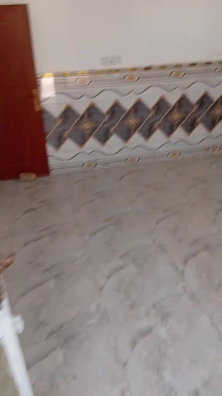 بيت الايجار مساحته 100 طابق ارضي جميع الخدمات فيه تانكي وماطور وخط مولده  نضيف جدا منطقه مقابل جامع اسد الله الغالب مقابل معارض السيارات ه ***********
