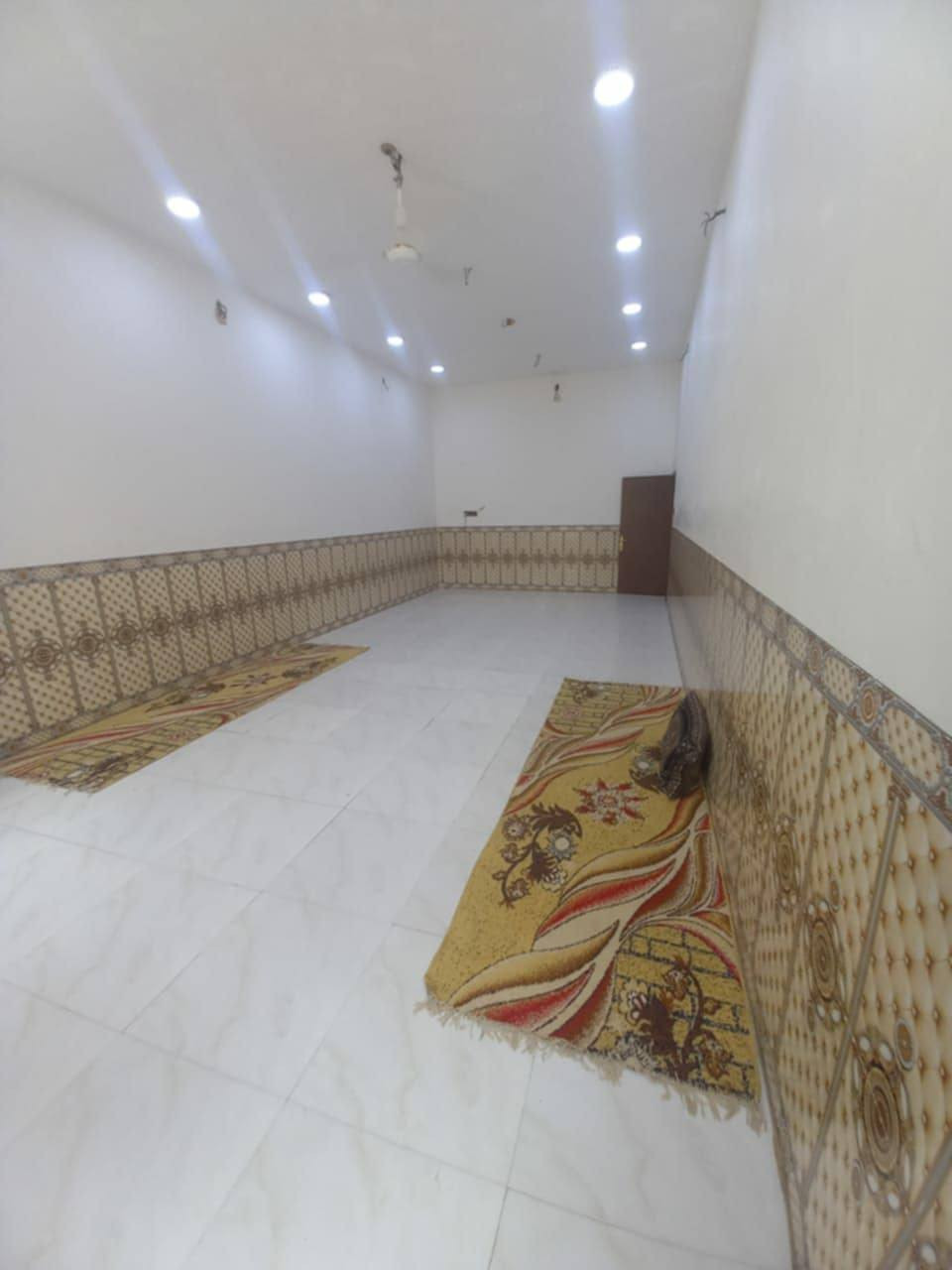 سلام عليكم بيت مساحه دونم ونص البنأ 450 مكون من اربع غرف  وثنين مطابخ حار و بارد الاستقبال اثنين خارجي وداخلي.    مساحت الاستقبال الداخلي 10 و الخارجي 13.  صحيات داخليه و خارجيه   يحتوي على حديقه
مكلف بل نشر للاستفسار الاتصال على الرقم ***********
