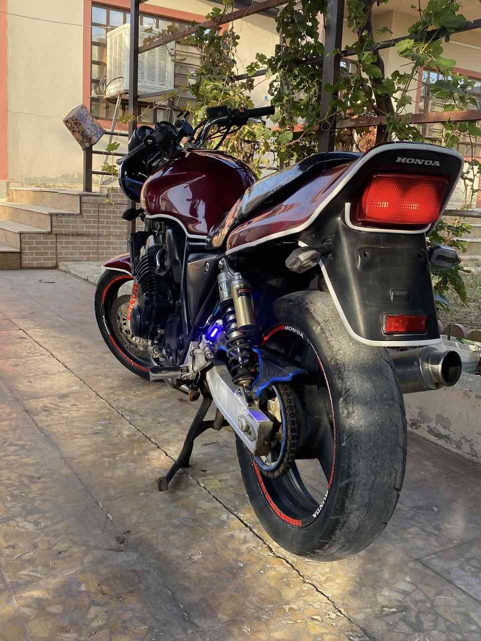 للبيع
دراجه cb400
مكفوله كفاله عامه 
المكان الموصل الحدباء 
السعر مليونين و100 وبيها مجال 
الدراجه نضيفه وما يحتاجلها اي مصرف 
محرك بلادي 
*********** 
*********** 
اخوان المو شراي رجاءً لا يتصل
