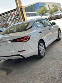 نيسان سنترا 2025 ابيض حادثها جدأ بسيط موضح بصوره ايرباك برده ومصلح الس...