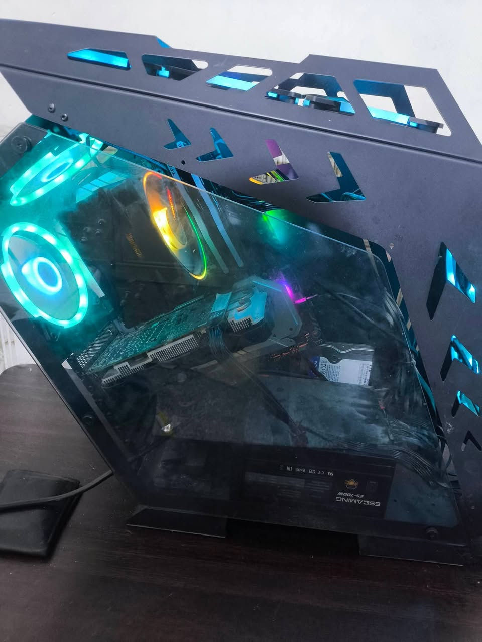 بي سي قيمنق كامل (i5 الجيل العاشر + RTX 2060) مع شاشة سامسونج 165Hz

المعالج (CPU): Intel Core i5 (الجيل العاشر) - معالج قوي وحديث يوفر أداء ممتاز في الألعاب وتعدد المهام.
​كرت الشاشة (GPU): NVIDIA GeForce RTX 2060 - يدعم تتبع الأشعة (Ray Tracing) وتقنية DLSS لزيادة الفريمات.
​التخزين (مساحة عملاقة وسرعة طيارة):
​1TB SSD: النظام يشتغل في ثواني والألعاب تفتح بسرعة البرق.
​1TB HDD: للتخزين الإضافي.
​(مجموع التخزين 2 تيرا بايت).
​الرامات (RAM): 8GB.
​البور سبلاي: 700W
التبريد: مشتت هوائي احترافي للمعالج + 6 مراوح RGB موزعة لتهوية مثالية.
​الكيس: كيس قيمنق واجهة زجاجية فخم يعرض إضاءة الـ RGB بشكل جميل.
​النظام: ويندوز 10 (Windows 10) مثبت وجاهز
الشاشة: Samsung احترافية بتردد 165Hz - ألوان وانسيابية خرافية تفرق معك في اللعب .
​الكيبورد والماوس: طقم Redragon (شركة معروفة) بإضاءة RGB وشكل أنيق.
الجهاز وحش يشغل Call of Duty, Overwatch 2, Fortnite, Apex Legends, GTA V) بفريمات عالية جداً وثبات تام.

السعر :750,000 قفل 
مكاني كربلاء يوجد توصيل كربلاء حلة نجف بغداد 
التواصل واتساب : ***********
