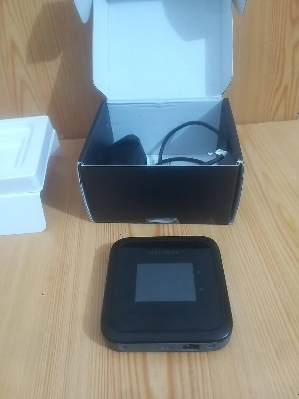 راوتر نتكير   m6  للبيع

5G 

 +4G

Wi fi 6
مفتوح لجميع ألشبكات 
أسيا_زين _ كورك

كات  20

2.4 GHZ   //  5 GHZ   يبث بترددين

يدمج ترددات تلقائي 

منفذين للأنتنا ألخارجيه  Ts9 
منفذ لان  1  كيكا

ألسعر   425  ألف 

متوفر توصيل لكل محافظات  ألعراق

واتساب  ***********
