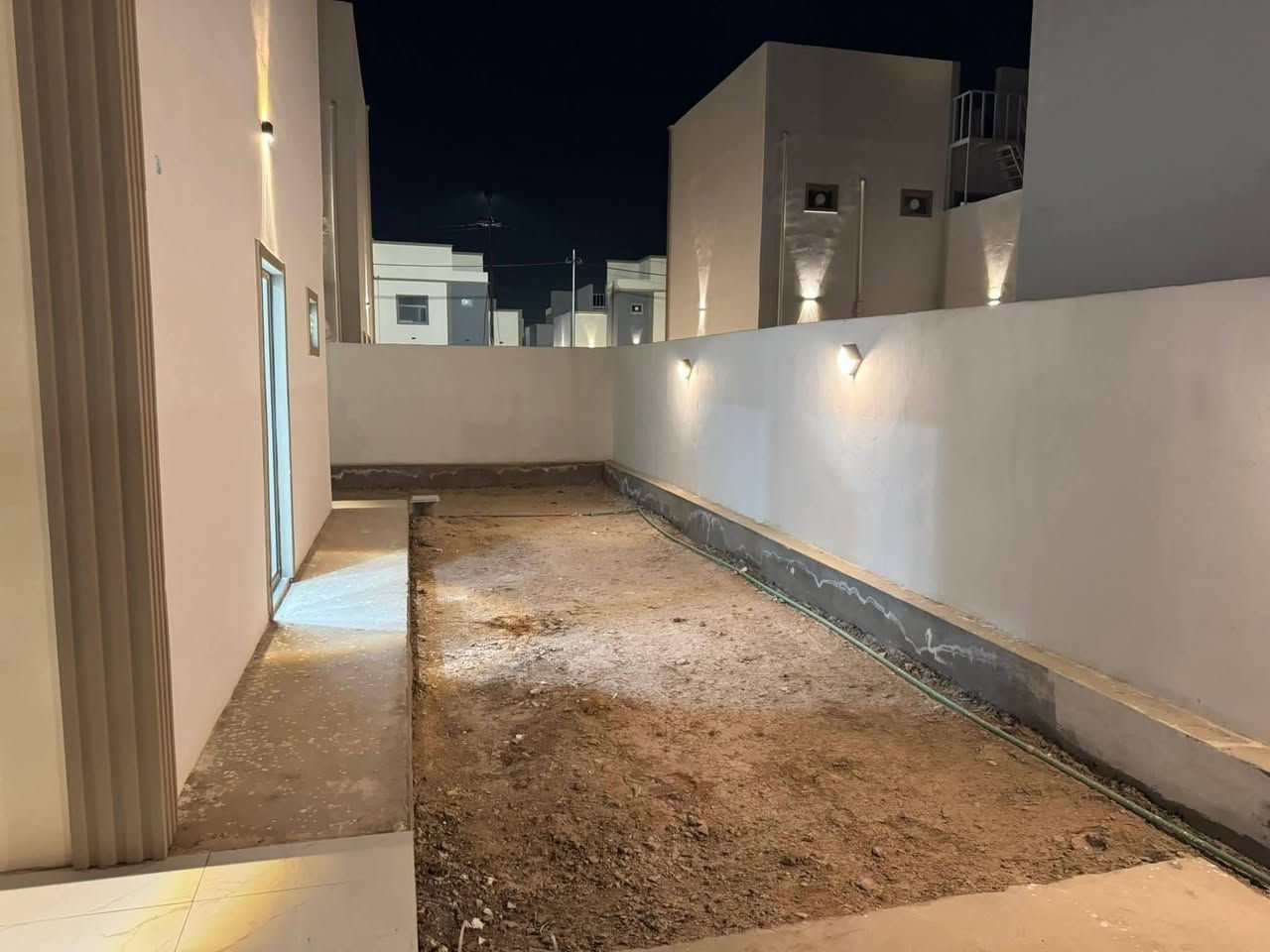 🏡 💢. 250 متر للبيع في مجمع #الاميرات 2  💁🏼‍♂️
🔘مربع ثاني موقع مميز📍 
خلف السنتر الكبير وشارع ٣٠ 
🏡يتكون من ٣ غرف نوم 🏕

💰يباع  نقد بسعر حلو  🫵🏻  
 
☎️للأستفسار مكتب  الجنائن للاستثمار العقاري 🧿
 *********** قاسم الكعبي 
📍
◾ عنوان المكتب: الاميرات القديمه مقابيل مجمع كرار [مكتب الجنائن للوساطةالعقارية]نستقبل كافة عروضكم في المجمعات السكنيه وعرصات و النقابات و الأحياء
