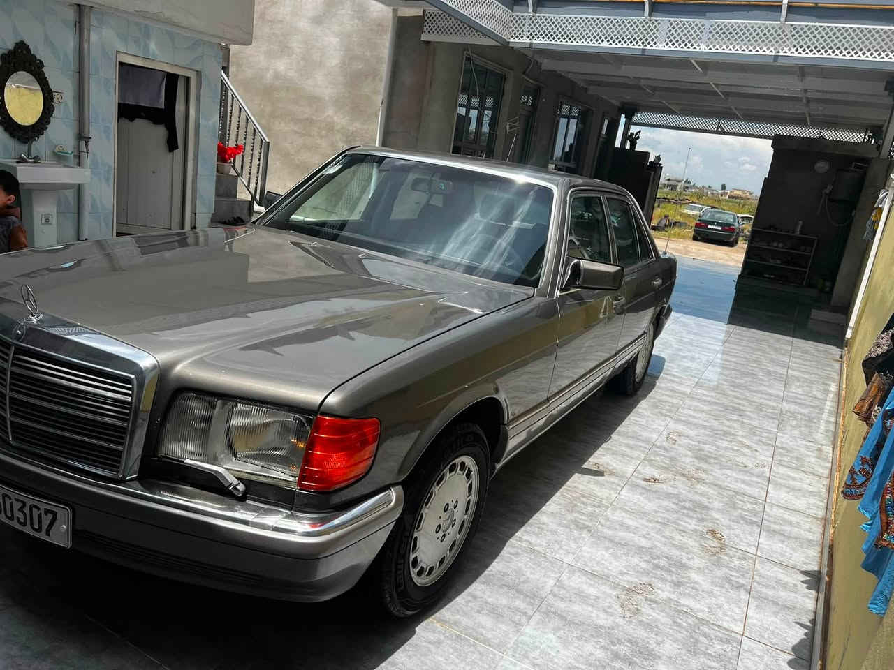 سلام عليكم مرسيدس 300SEموديل 1991 كير شرط محرك شرط بلاد كير قفل مصبوغه جماليه بدون معجون وبدون ضرر 
تخم تاير جديد 
تبريد ثلج 
صدر.امامي جديد
صدر خلفي جديد 
أربع جامات كهربائي 
سلايت 
دبل فيت بم بلاد 
مكان السياره موصل 
***********
