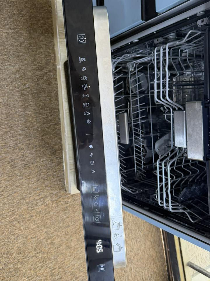 غسالة هيتاشي اصدار جديد ١٥ نفر بحاله ممتازه للبيع مستخدمة منذ ٣ اشهر ومشغليها٩ مرات فقط ٨ برامج غسل بالاضافه لبرامج مساعده تعقيم وبخار وتجفيف وفتح تلقائي 
السعر ٨٠٠ وبي مجال  ***********
