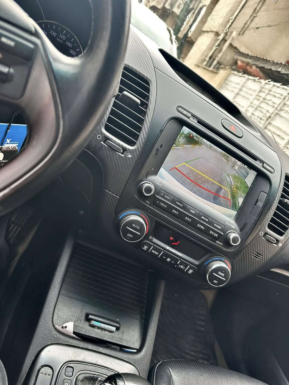 سلام عليكم K3 (ادوات ابيع) موديل 2016 السياره نضيفه مال مره مطخطخه فقط والسياره كلشي مبدل بيها جديد وفول مواصفات للاخير عده الفتحه 
كامره
تدفه كشنات
تدفئه ستيرن
كشنات جلد 
مري اوتماتيكي 
ترحيب عند اقتراب البصمه 
بصمه
السيارة حلوه ومداريها 
55 السعر
***********
