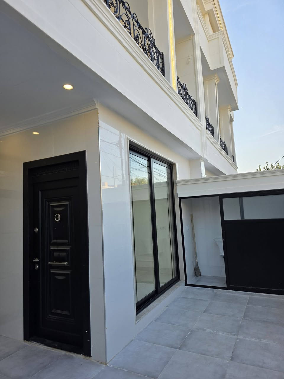 دار للبيع في حي المحاربين زيرو  المساحة  168 م طابقين 5 غرف نوم صالة مشتملات الواجهة 7.5 اتجاه غروب شارع تبليط 12 م .
عقارات الصفوة  حي المصارف قرب جامع سعدي مهدي 
***********
***********
