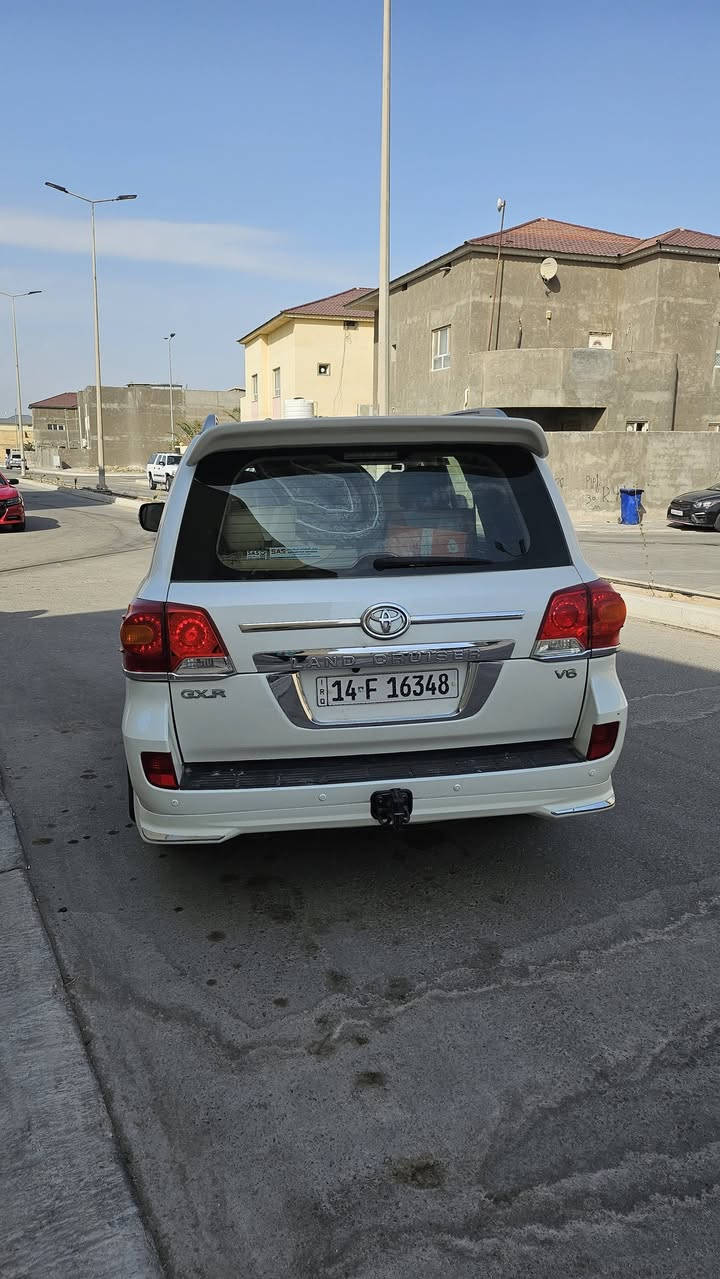 السلام عليكم
لاندكروز موديل 2014 محرك ٦ سلند ماشية 177 ألف 
السيارة مكفولة من الصبغ والتبديل ما عدا تعديل بارد بالجاملغ الامامي الأيسر فقط والباقي كفالة 
السعر 380 وبيها مجال حك الجية ***********
