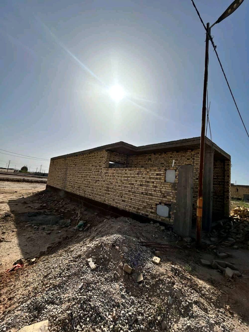 بيت للبيع كامل ماء ومجاري وكهرباء صب كونكريت عنوان الديوانية حي الجامعة نقص لبخ وسيراميك سند 25.
*********** وتساب موجود السعر 45 مليون مجال قليل