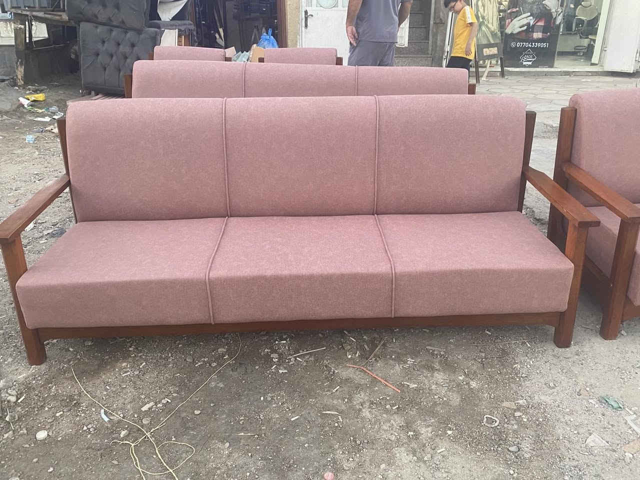 جانب من اعمانه في تصليح القنفات 

العنوان  بغداد الشعب حي التجار 

للتواصل ***********
