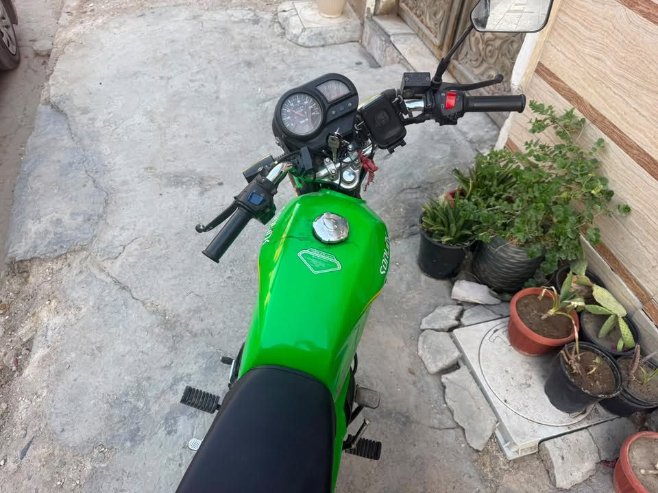 السلام عليكم دراجه سونيك ماكس  للبيع الدراجه نظيفه ومابيها اي عطل وغراضها كلها جديده ما بيها اي نقص وياها صندوق ودرع مثل ما موضح بل صور سعرها 700 وبيها مجال مكاني الشعب قرب بانزينخانه عدن للاستفسار ***********
