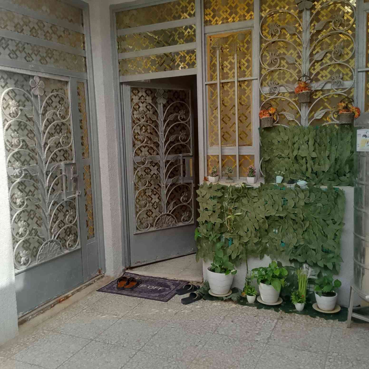 السلام عليكم بيت للبيع١٠٠  متر مربع واجه ٧ونص نزال١٤ طابق ونص غرفتين نوم شارع تبليط خدمات كامله الزعفرانيه نهايه شارع المعهد على السده طابو سند ٢٥ وكاله أم الصوره بيت مآبي اي نقص كامل من كلشي للاستفسار خاص أو الاتصال *********** واتساب
