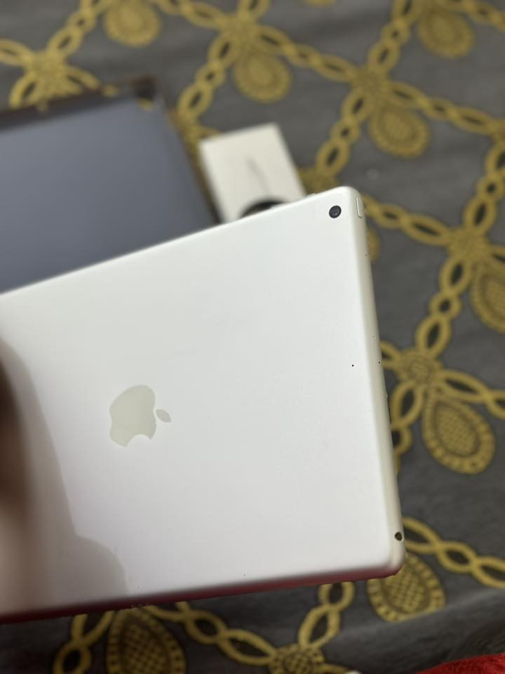 السلام عليكم
ايباد 9 للبيع نضافة 100‎%‎ استخدام قليل بلشحن قطارة ابد مايصرف 
استخدام فقط للدراسة.
قلم 🖊️ Apple الأصلي استخدام شهرين فقط للبيع 
***********
