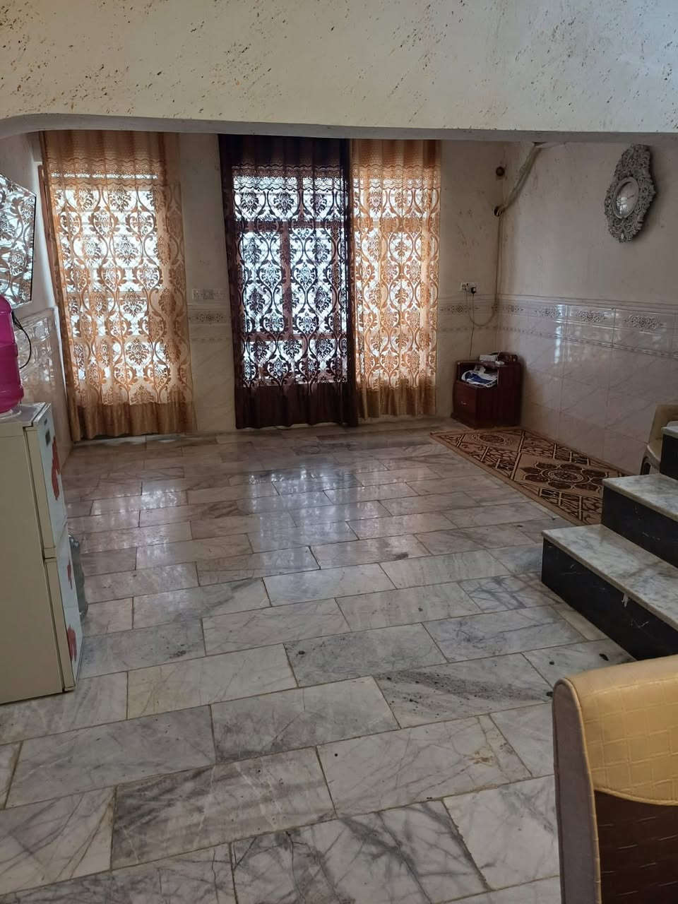 السلام عليكم دار البيع طابو صرف
مساحه ١٤٤ الواجة ٨متر 

طابق ونص يحتوي علئ استقبال كبير ومطبخ وصالة وخدمات صحيه وأربع غرف

مسلح - نضيف كامل الخدمات

الموقع الكمالية شارع الأصفر 

السعر مناسب الاستفسار اتصل بمكتب الوسام للعقار شارع المصرف ***********
