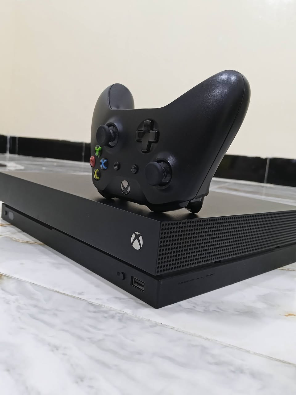 السلام عليكم
______________________________________________
Xbox one x نسخه 2019 للبيع 
______________________________________________
الملحقات 
1_يده (جويستك) 
2_فيشه HDMI 
3_كيبل الباور  
4_ نسخة 1T(1024GB) 
______________________________________________
الالعاب المحملة: 
1_ GTAV 
2_FORZA HORIZON 5
3_WAR THUNDER 
4_ NFS HEAT 
5_THE CREW MOTOFAST 
6_BLACK OPS 6
تقدر تحمل العاب اكثر من مُتجر اكس بوكس
______________________________________________
مميزات: 
1_ 4K/30FPS
2_2K/60FPS
1080P(FHD)/60FPS_3
4_يوجد معهُ حساب كيم باس استاندرد (يعطي اكثر من 100لعبه تُحمل مجانا من الانترنت لمدة 14 يوم) @
______________________________________________
ملاحظات:
1_ الجهاز ما مفتوح ولا داخل صيانه
2_ اليده ممفتوحه ولا مصلحه
3_السعر 225 وبي مجال 
______________________________________________
التواصل: 
_خاص فقط


**إذا كنت صاحب هذا الإعلان وتريد حذفه لأي سبب، رجاءا أرسل رسالة إلى الدعم الفني**