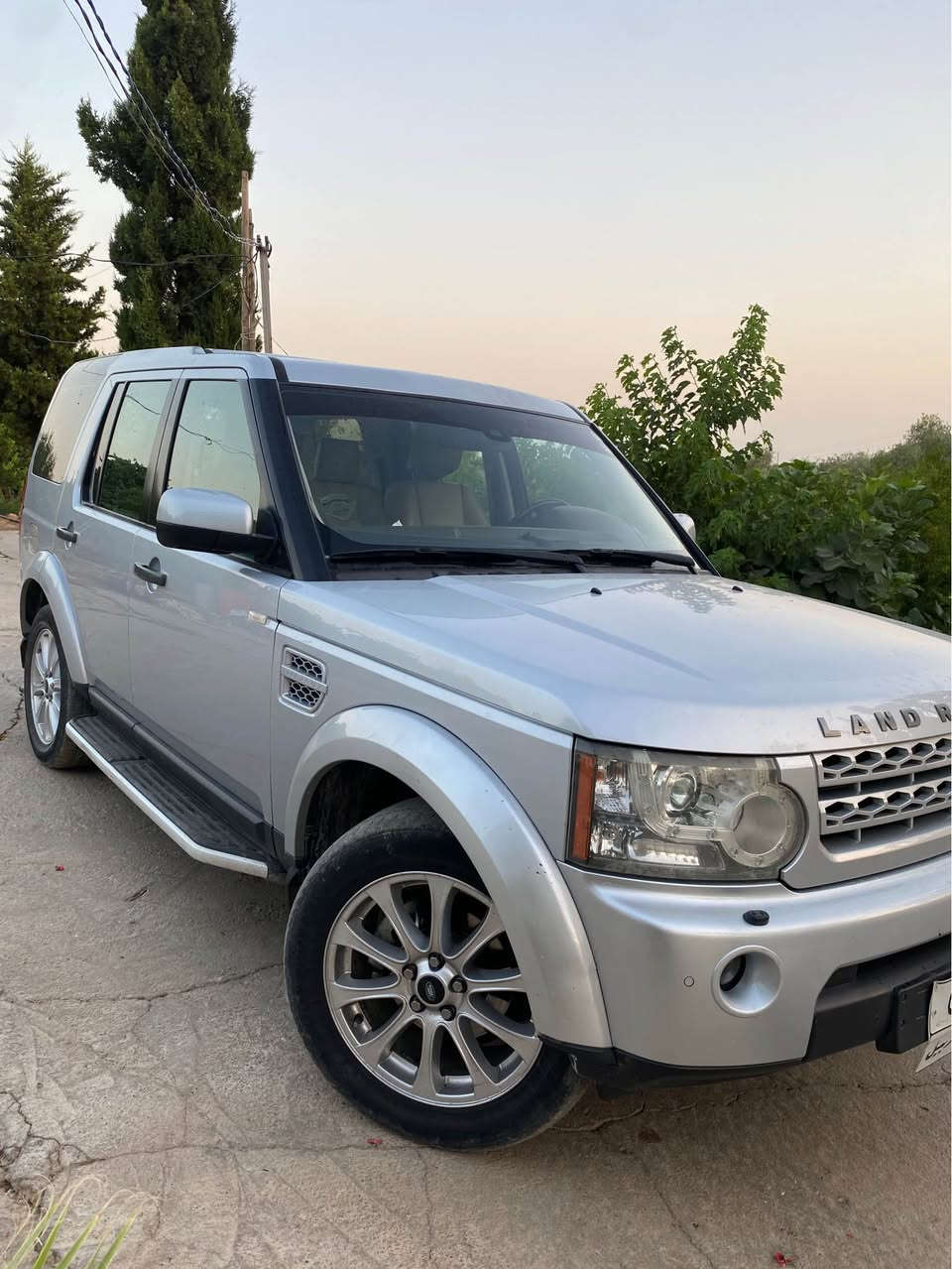 LAND ROVER LR4
HSE فول مواسه فات
V6
موديل 2011
بى سبوغ بى ده عم 
گير و مه كينه به شه رت نه كراوه ته وه مه كينه ى تازه ى به ستراوه بيلاد
صه قف ره س شوشه
سه ياره كه تازه ماوه ته وه 
ره قه م هه ولير مانگيكه سه ناوى به سه ر جوه 
ته قريبه ن مليونيك غرامه ى له سه ره پاشى معامه لا ده يگه رينمه وه 
سعرى 120 معامه لا
شوين زاخؤ 
كؤره ك واتس ئاپ ***********.   *********** شقلاوة, أربيل
