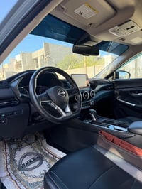 نيسان سنترا موديل 2024  الممشى 12 الف كيلو   اللون سمنتي   فئة sr plus...