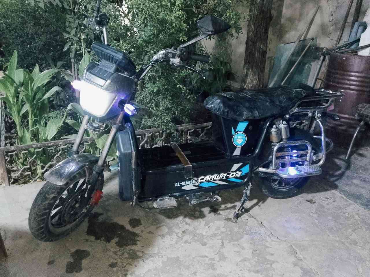 ماطور شحن للبيع
كامل كلشي شغال 
ماطور نضيف 
بطاريات منفوخات بس شغالات واتوصل مسافه 
السعر 325 بي مجال 
الي يريده يتصل 
***********
