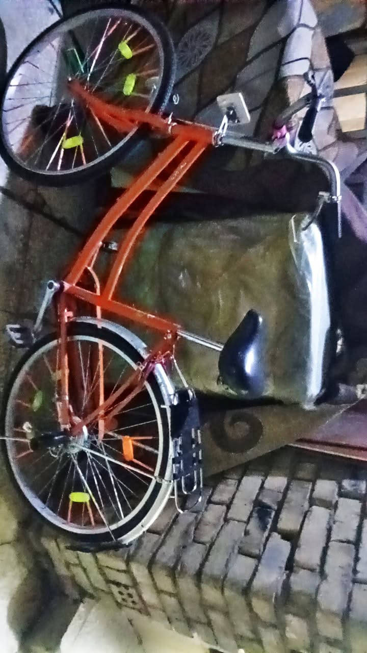 سلام عليكم بايسكل بناتي حجم 26 بي نقص بس البريك الامامي والجاملغ الامامي وبي شخطه بل الشه الاماميه وعواج خفيف بل ويال اليوره بس هاذ النقص السعر70 وبي مجال لطيبين العنوان بغداد البلديات الصحفين شارع المصرف التواصل: ***********
