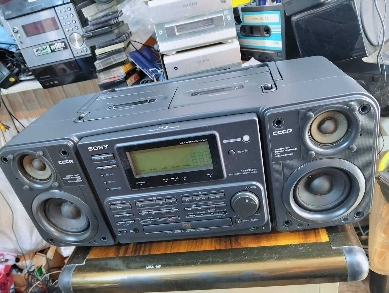 من نوادر الاجهزه اليابانيه 
بارتبل سوني SONY راديو مسجل سي دي CD
صناعه ياباني صنع سنة 1989
جهاز بلادي غير داخل تصليح ونظافة الجهاز 99%
موجات الراديو FM AM 
المسجل دبل كاسيت عدد 2 قلاب 
سي دي CD مع أوكس AUX
يعمل كهرباء 220 وباتري كبير 
مع واير كهرباء أصلي شركه
صوت عالي ونقي وتحكم بالصوت 
جهاز ثقيل الوزن 
أبعاد الجهاز عرض 47 سم ارتفاع 20 سم عمق 22 سم 
يوجد فديو بالمنشور يوضح التشغيل 
للحجز والاستفسار المراسله على الخاص


**إذا كنت صاحب هذا الإعلان وتريد حذفه لأي سبب، رجاءا أرسل رسالة إلى الدعم الفني**