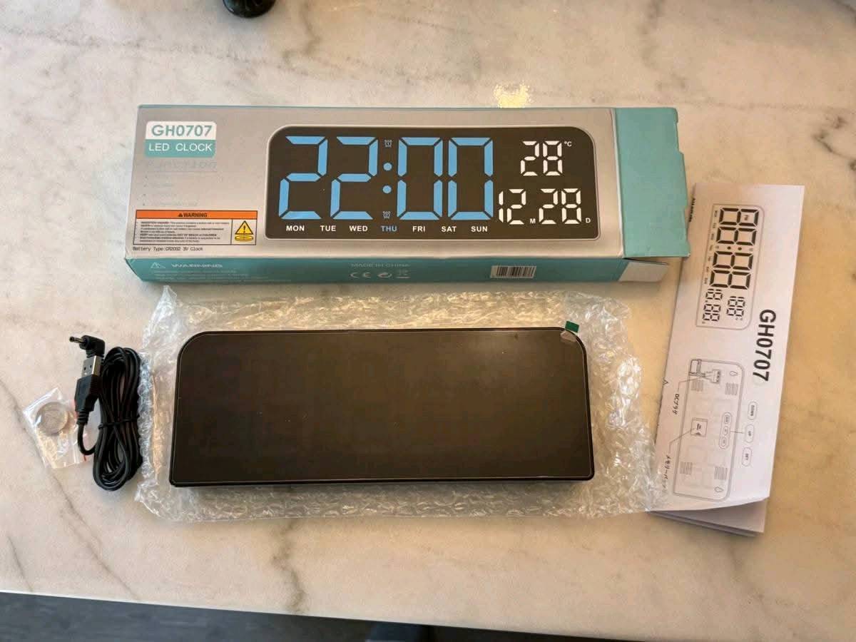 1: تحويلة بلي 2 اخت الجديد حته تعليمات بيهه بعدة 
2: كفر جلد يدة ps4 بهذا الشكل كدامكم 
3:ساعة تتركب بل حايط بهذا الشكل بيهه وقت +وتاريخ و منبة تدعم ع واير وهم بيهه باتري يدعم حفظ الوقت أثناء انطفاء الكهرباء 
مكاني بغداد الانتصار قرب السيطرة ابيع كامل وليس مفرد
قطعة 
البلي فول جديدة حته تعليمات بيهم كامل والبقية كذلك
 نضاف حيل //السعر كلهم 15  الف