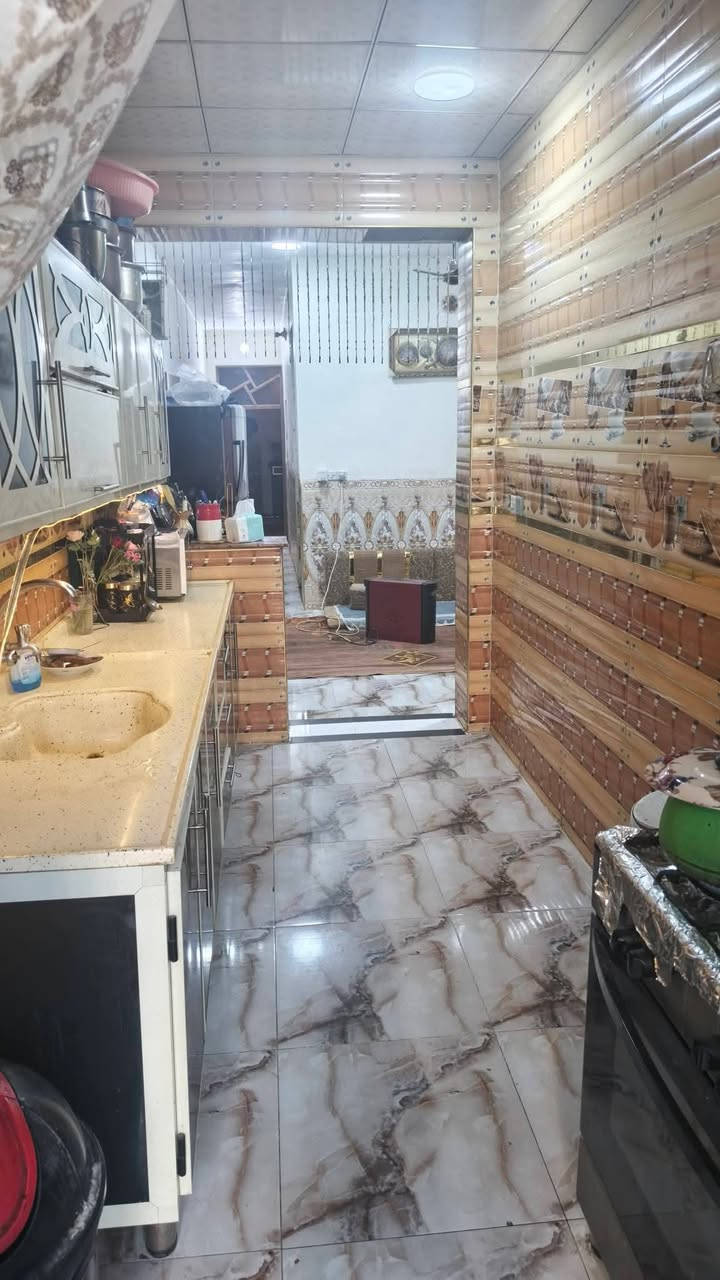 السلام عليكم... 
دار للبيع طابق واحد وبيتونه كبيرة ... بسعر مناسب وبيع مستعجل يصلح استثمار...طابو صرف ..المحموديه حي السلام بالقرب من المدراس الصينيه بشارع حسينه ام البنين ع...المساحة ١٥٠ م ... البيت جاهز للسكن ... البيت احلى من الصور بالواقع 
يحتوي على ... كراج وصحيات خارجيه واستقبال ومطبخ وهول داخلي وغرفتين نوم .... للاستفسار مراسلة الصفحة او الاتصال على ه‍ 
***********
***********
