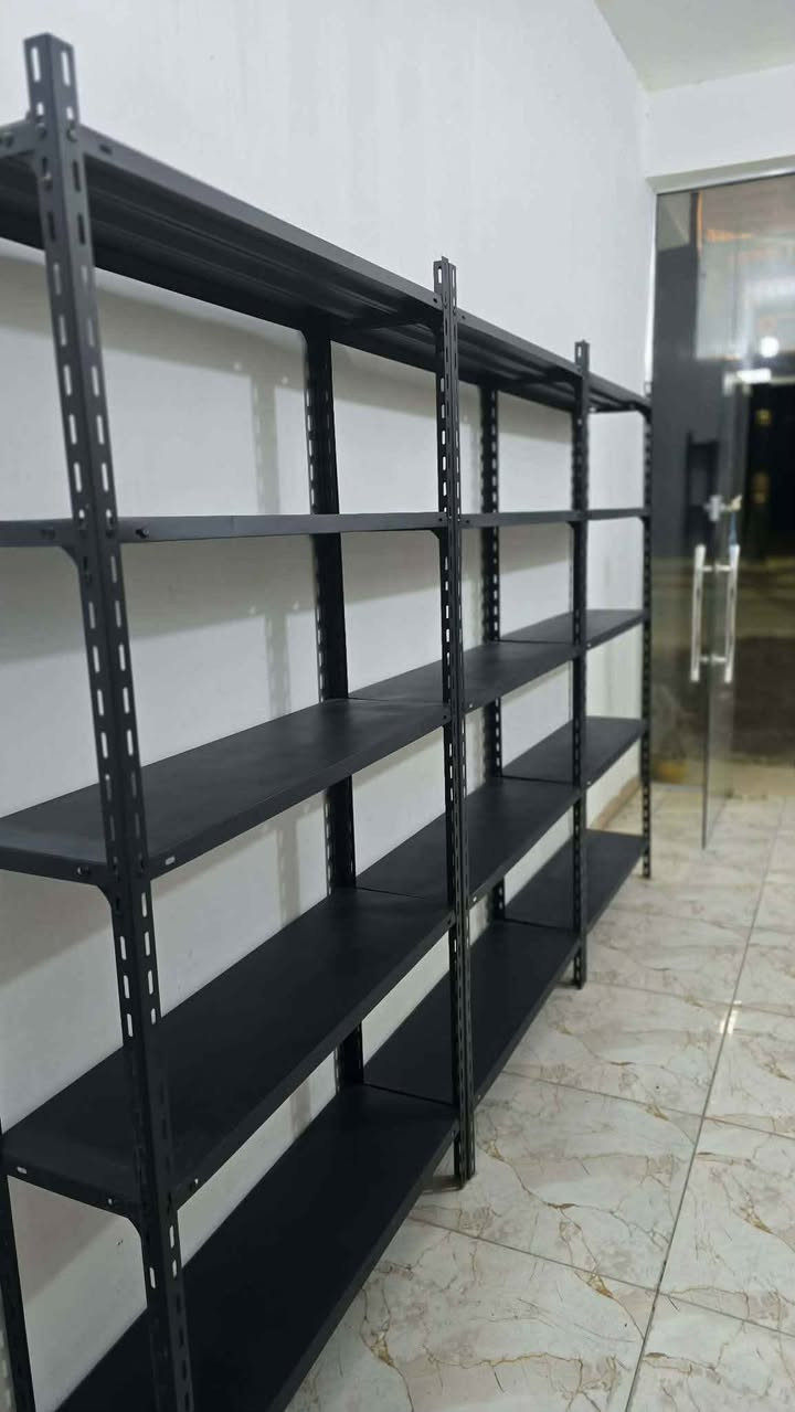 رفوف  عدد 3 للبيع صار كم شهر من جبتهن
 ارتفاع مترين متكون من 5 رفوف
كل رف قياس 100 ×30 
يرهمن ديكور و عرض لون اسود طافي
سعر الواحد 40 واذا كلهن سوة 35 
مكان كربلاء ، الحسينية
رقم الهاتف : *********** Singapore
