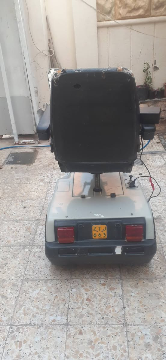 دراجه كهربائيه المانية الصنع لكبار السن والمعوقين للبيع .
٢٤ فولت 

بطاريات عدد ٢ 

سعة البطاريه ٤٨ امبير 

محرك بلادي قوي 

اشارات ضوئيه متكامله 

كرسي دوار مريح 

شاحن جديد 

السرعه ٢٥ كم بالساعه 

السعر ٤٥٠ الف قفل .

مكاني ناصريه المركز .


**إذا كنت صاحب هذا الإعلان وتريد حذفه لأي سبب، رجاءا أرسل رسالة إلى الدعم الفني**