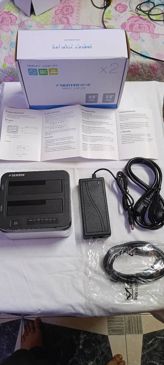 قارئ هاردات قاعدة شحن للقرص الصلب، قاعدة شحن USB 3.0 ساتا HDD لـ 2.5 و3.5 انش ساتا HDD/SSD، فتحة مزدوجة، تدعم استنساخ بدون اتصال وUASP، موضح بالصور السعر 60 الف  وبيها مجال للطلب او الاستفسار التواصل عبر مكان حي عامل بغداد ***********  واتساب
***********

هذا المنتج هو محطة إرساء محركات الأقراص الصلبة (Hard Drive Docking Station) من ماركة SEATAY، وتستخدم لتوصيل محركات الأقراص SATA من نوع 2.5 أو 3.5 بوصة (HDD/SSD) بجهاز الكمبيوتر.
إليك أبرز مواصفات وميزات هذا الجهاز: 
• نسخ البيانات بدون كمبيوتر (Offline Clone): تتيح لك هذه الميزة نسخ البيانات مباشرة من قرص صلب إلى آخر دون الحاجة لتوصيل المحطة بجهاز كمبيوتر.
• التوافق: تدعم محركات الأقراص الثابتة مقاس 2.5 و 3.5 بوصة SATA I/II/III.
• سرعة نقل البيانات: مجهزة بواجهة USB 3.0 لنقل البيانات بسرعة تصل إلى 5 جيجابت في الثانية.
• التشغيل: تتميز بتصميم سهل الاستخدام لا يحتاج لأدوات للتثبيت (Plug & Play)، وتدعم التبديل السريع (Hot-Swap).
• مؤشرات LED: تحتوي على مؤشرات ضوئية توضح حالة العمل ونسبة تقدم عملية النسخ (25%، 50%، 75%، 100%).
⚠️ تنبيه: يرجى الحرص عند التعامل مع الأجهزة الكهربائية وتأكد من فصلها قبل تركيب أو إزالة محركات الأقراص لتجنب أي تلف للبيانات
