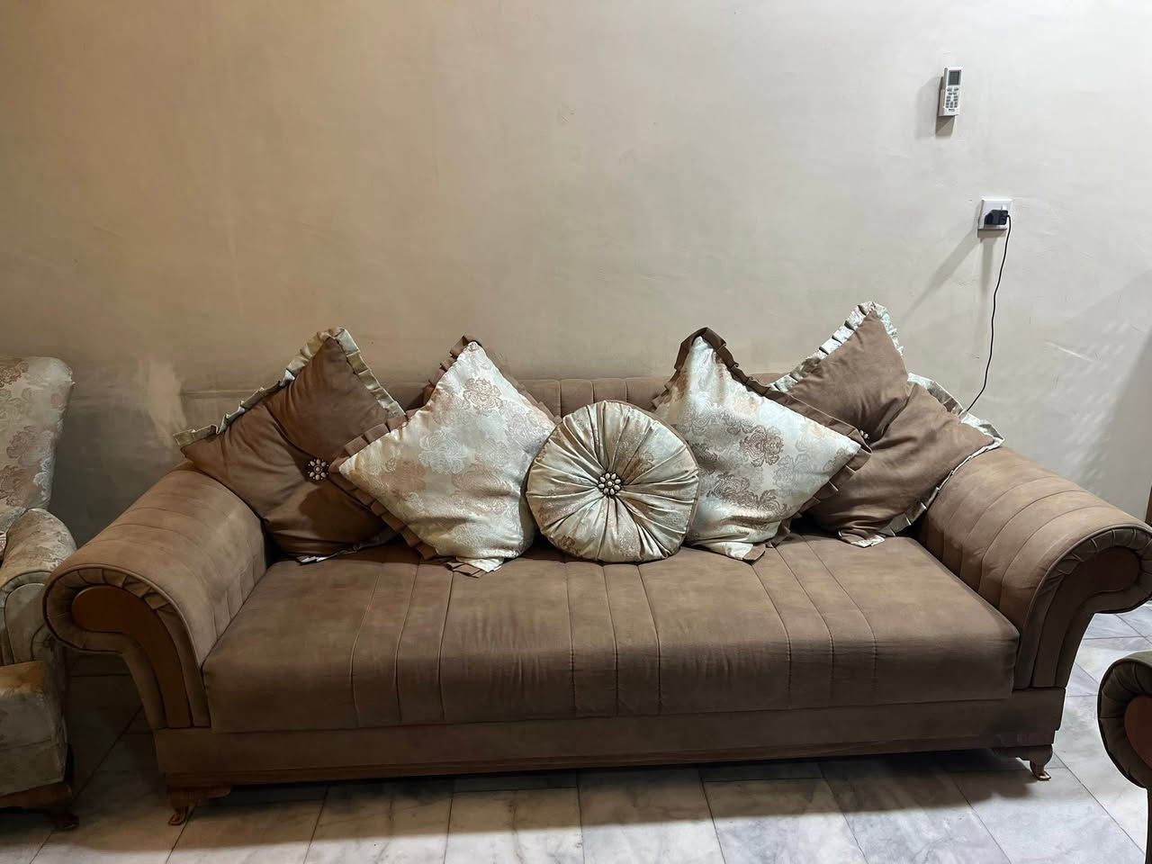 مرحبا، تخم قنفات للبيع مستعمل في حي الخضراء/جانب الكرخ/بغداد. القياسات  ٩٠*٢٤٥ سم القنفة الكبيرة، ٦٥*٨٨ سم القنفة الصغيرة. ٣٠٠,٠٠٠ د.ع. وقابل للتفاوض.


**إذا كنت صاحب هذا الإعلان وتريد حذفه لأي سبب، رجاءا أرسل رسالة إلى الدعم الفني**