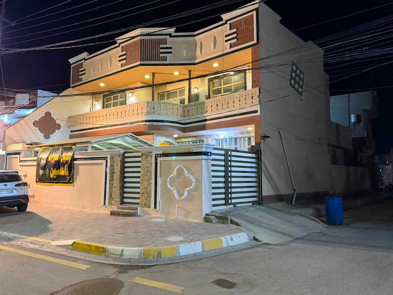 دار ركن للبيع قاطين طابو مساحتة 273 متر
العنوان شارع البلدية 
الواجه 13 متر  نزال 21 متر

البيت متكون من طرمة كراج تاخذ سيارتين وكليدور وهول واستقبال ومطبخ ومساحة درج كبيرة وغرفتين نوم.
وصحيات وحمام كبير .

منور خارجي + حمام خارجي

والقاط الثاني بناء جديد متكون من غرفتين كبيرة وصاله

 وحمام كببر  وغرفة خارجية (مخزن)
البيت كامل الخدمات ع اربع شوارع
للتواصل والاستفسار 
***********
