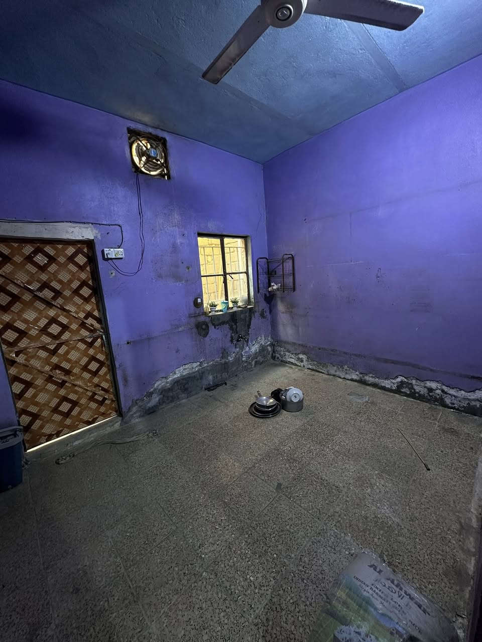 بيت لليجار المساحة ١٠٠m
مكانة مدينة البكر فرع المدارس بناهيت الشارع 
للستفسار 
***********
او خاص
