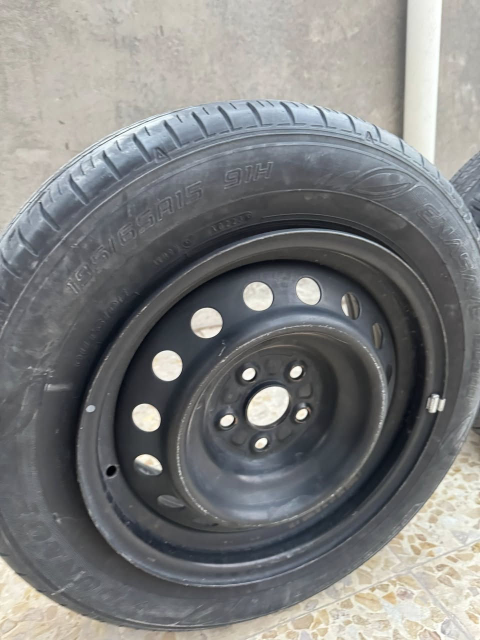 تايرات يابانيات اصليات تخم كامل 4 معه رنكات حجم 15 /195 اصليات 📍البصره الزبير السعر250 
***********
