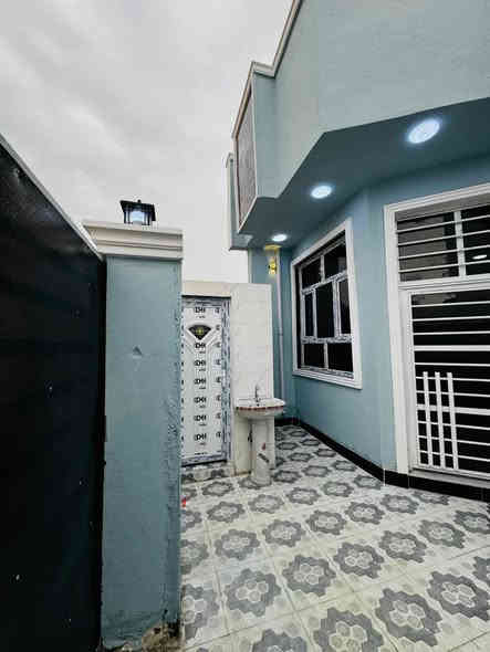 السلام عليكم بيت للبيع واسط حي الحكيم شارع الوائليه يحتوي على غرفتي النوم وصاله واستقبال وصحيات بناء حديث البناء طابوك المساحه 130 خدمات واصله يبعد عن الشارع 250 اسعر خاص المراجعه دلاليه سيد حيدر***********
