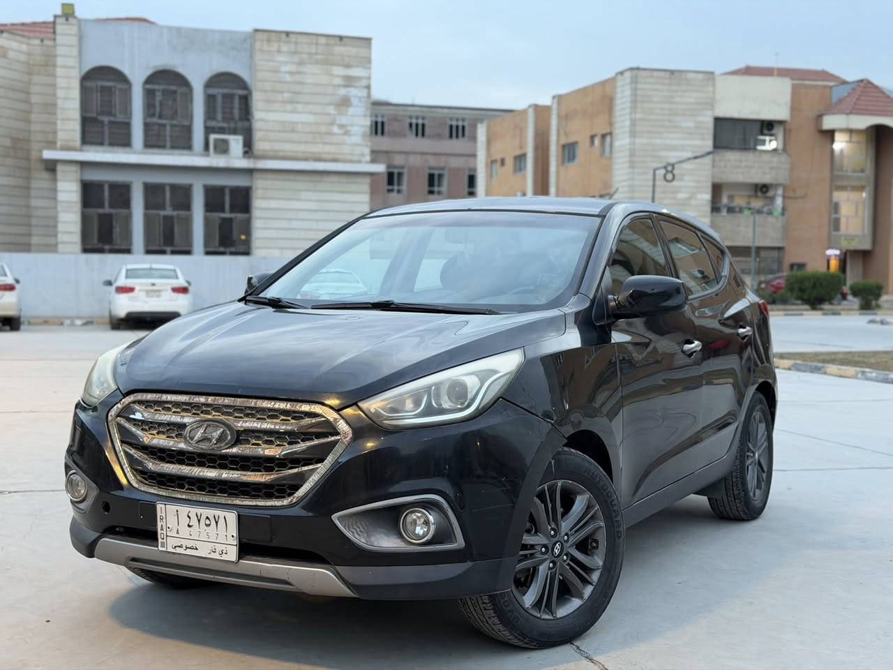 توكسان ٢٠١٥ وارد كندي بدون اي ضرر مجرد الدعاميه الاماميه مضروبه وراجعه نفسها بدون قطرة صبغ رصعات خفيفه فقط  السياره مواصفات نص فول اوامر صوتيه شاشه بلوتوث كشن سايق كهرباء جام سايق اوتو نظام نزول منحدرات مكينه كير شرط بدون زلغ برغي ممفتوح بيها السياره مكينه ٢٤٠٠ ماشية ٩٥ الف مكان السياره بغداد سعر السياره ١٣٠$ وبيها مجال ان شاء الله رقم الهاتف ***********
