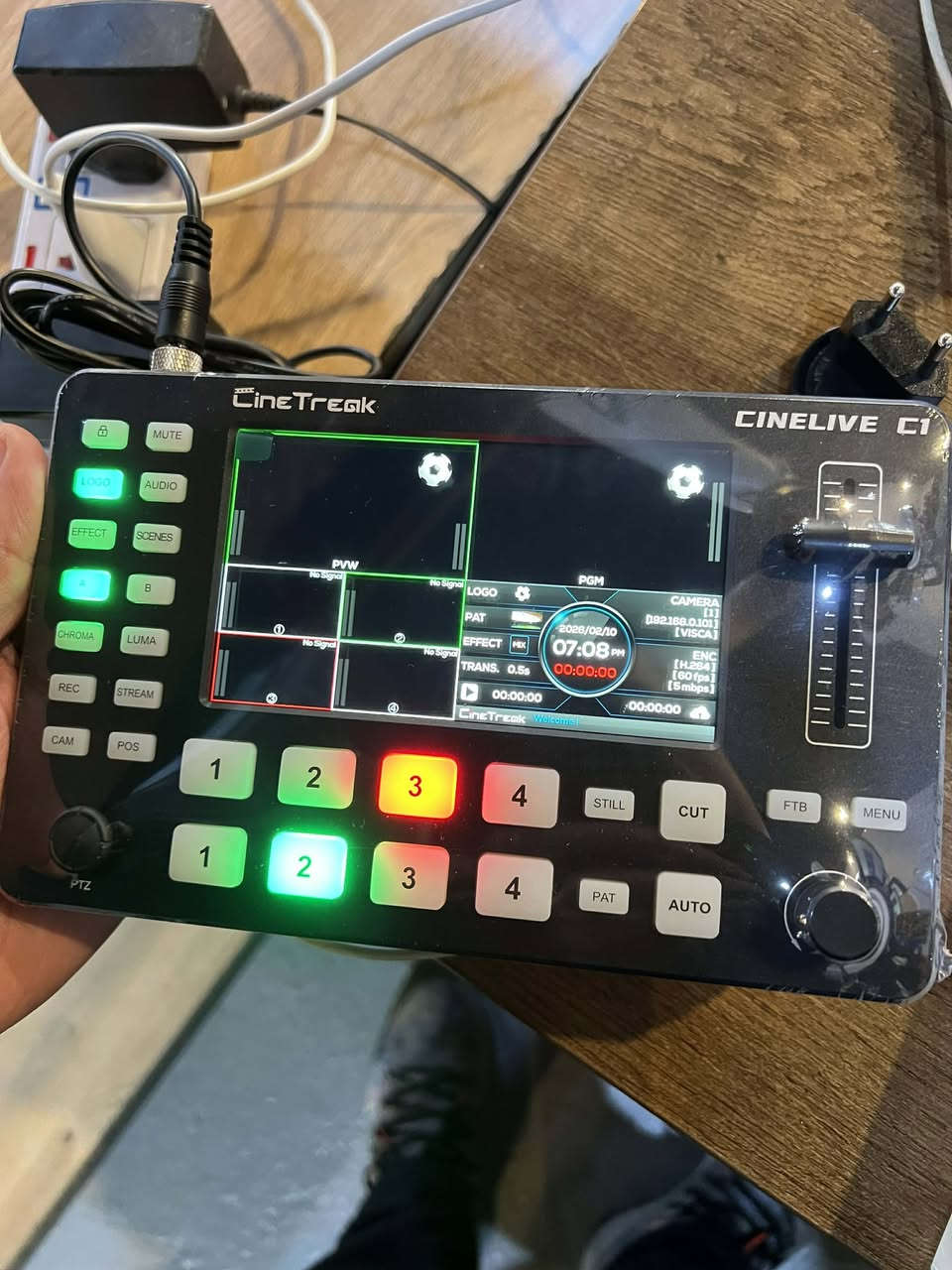 اخوان عندي هذا المكسر للبيع جديد غير مستعمل بعدو بالجيس
السعر راسلني عالخاص وتدلل
CineTreak CineLive CL-C1
يقدم الجهاز الميزات والوظائف الرئيسية التالية:
مدخلات ومخرجات الفيديو: يحتوي المحول على أربعة مداخل HDMI، ومنفذ LAN واحد، ومخرج USB-C UVC واحد، ومخرجي برنامج HDMI. 
البث المباشر والتسجيل: يدعم الجهاز البث المباشر المتزامن إلى منصات متعددة مثل YouTube و TikTok و Facebook باستخدام بروتوكول RTMP. كما يمكنه تسجيل الفيديو على محرك أقراص خارجي عبر منفذ USB-A. 
التحكم والكاميرات: يمكن التحكم في ما يصل إلى 4 كاميرات PTZ (تحريك وإمالة وتكبير) عبر بروتوكول VISCA. 
المؤثرات والانتقالات: يتضمن الجهاز مجموعة متنوعة من المؤثرات والانتقالات المدمجة (32 تأثير انتقال). كما يدعم وظائف مفتاح Chroma Key (مفتاح الكروما) و Luma Key (مفتاح اللوما) لاستخدام الشاشات الخضراء. 
واجهة المستخدم: يتميز بواجهة مستخدم سهلة الاستخدام مع أزرار فعلية، وشريط T للانتقالات اليدوية، وزر القائمة مع مقبض تحكم. يمكن الوصول إلى واجهة ويب للتحكم عن بعد عبر الشبكة. 
الميزات الإضافية: يتيح الجهاز إضافة وإزالة الشعارات بصيغة PNG، وإنشاء مشاهد مخصصة، ووظيفة صورة داخل صورة (PiP).


**إذا كنت صاحب هذا الإعلان وتريد حذفه لأي سبب، رجاءا أرسل رسالة إلى الدعم الفني**
