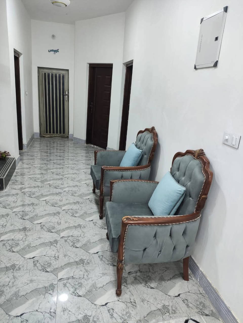 ( زراعي)
ممسوحه من قبل البلديه وجاهزه للتطويب وكافه الخدمات متوفره ماي ومجاري وكهرباء 
حي الجامعه شارع المهندس 
المساحه ( 203)  واجهه 11م × 18.5م نزال
المنطقه مشموله بلتطويب ونظاميه ممسوحه من قبل البلديه 
البيت بناء حديث طابوق  كونكريت صب
كهرباء ماء مجاري درجه اولى 
يحتوي على 
1_غرف نوم عدد 3   (4×5)
2_ استقبال (7×4)
4_صاله (7×4)معزوله عن الغرف
5_ مطبخ (4×4)
6_مجمع غرف +درج (3.5 م ×3 م) 
7_ حمامات عدد 2
8_مناور عدد 2
9_طارمه (3.5 م ×4م)
.........
الشارع عرضه 8 م
( بناء درجه اولى) 
السعر/ 150مليون قابل للتفاوض
العنوان / الناصريه قرب جامعه ذي قار الرئاسيه بنزله شارع المهندس
للاتصال او وات ساب /***********
