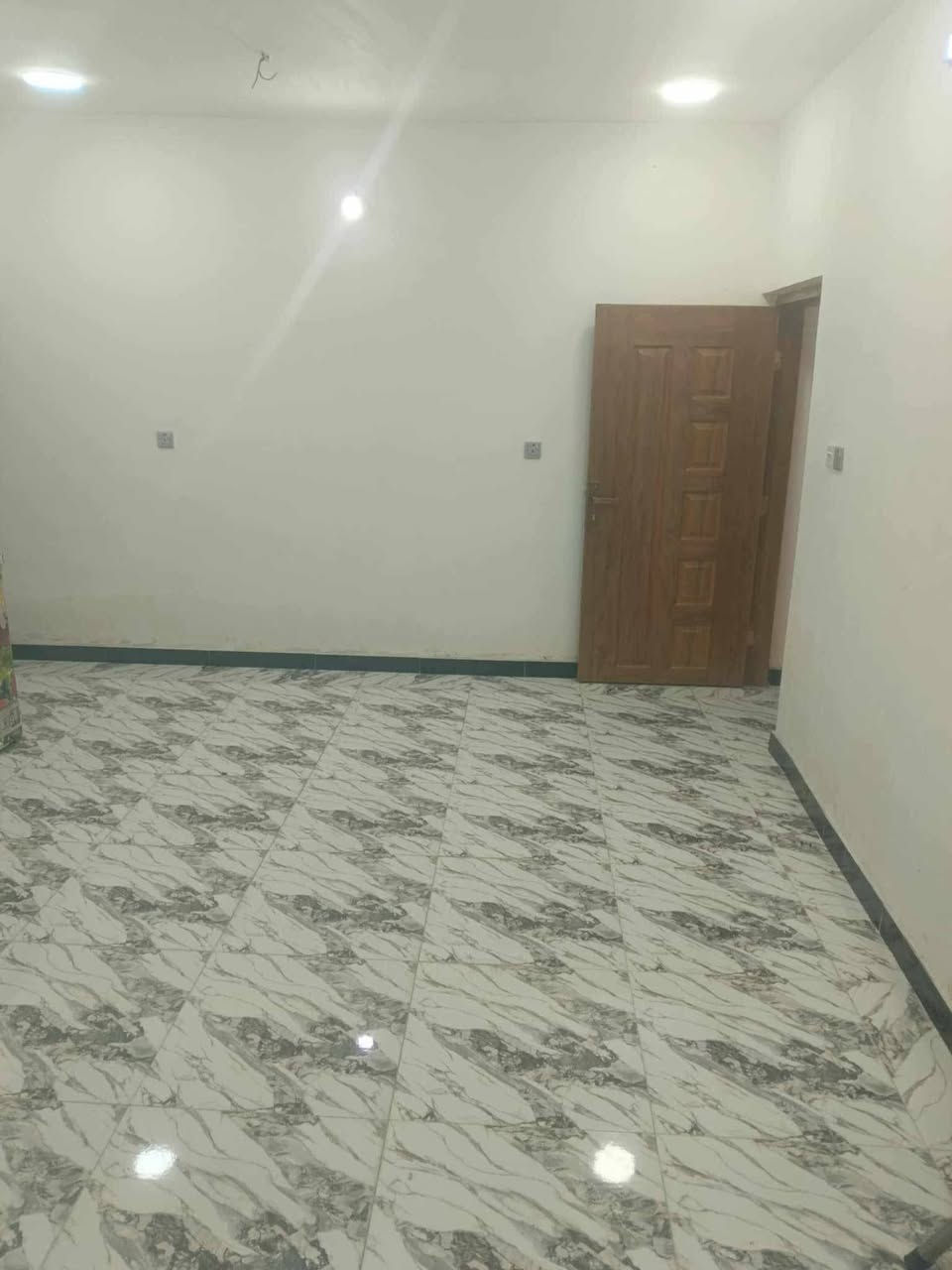 بيت للبيع ١٢٠ متر محدث جديد العنوان شهداء البياع شارع المظخه الاول خلف اسواق الطائي طابو ملك صرف بأسم شخص واحد الطابق الاول يحتوي على غرفة نوم وصاله وهول ومطبخ وحمام وتواليت داخلي وخارجي الطابق الثاني غرفة نوم ومجموعة صحيات السعر  عالخاص او الاتصال على هذا الرقم *********** متوفر واتس اب
